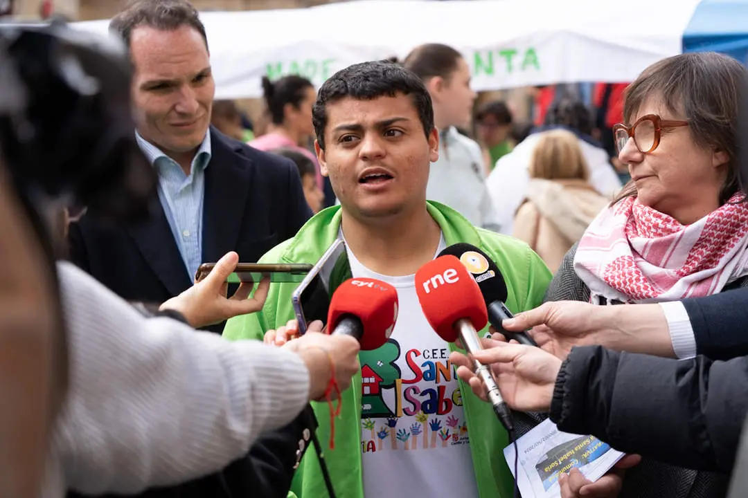 Alumno del colegio Santa Isabel, en el mercado Emprender en Mi Escuela