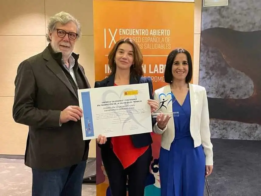 Entreg de reconocimiento a FOES