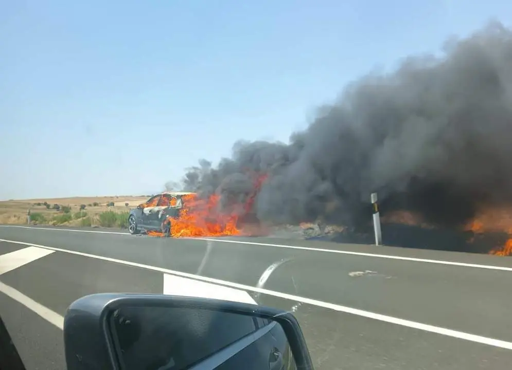 Coche ardiendo en Tozalmoro 1