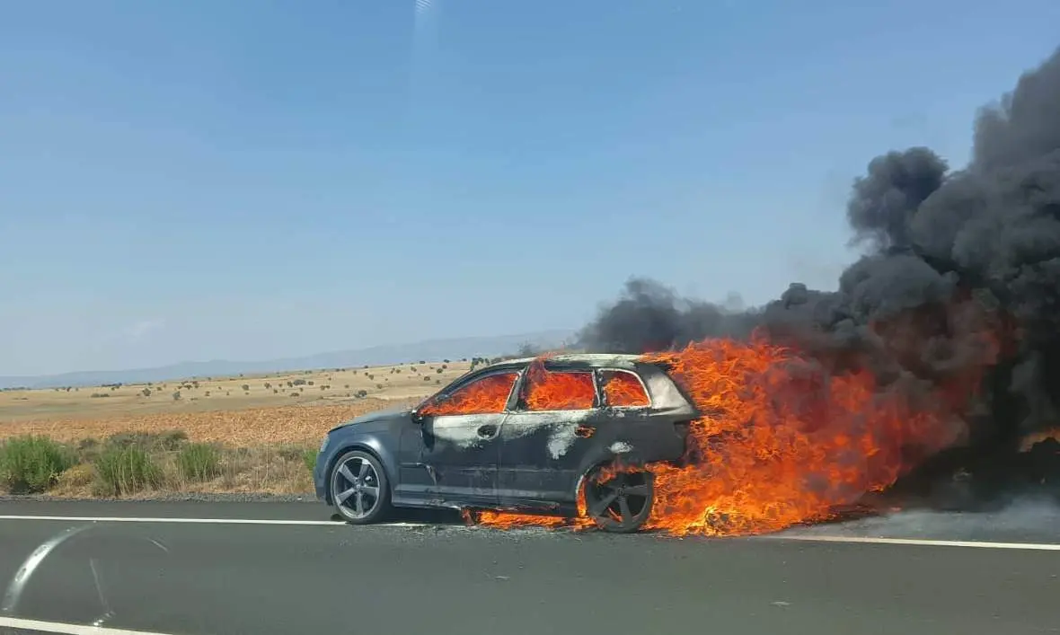 Coche ardiendo en Tozalmoro 2