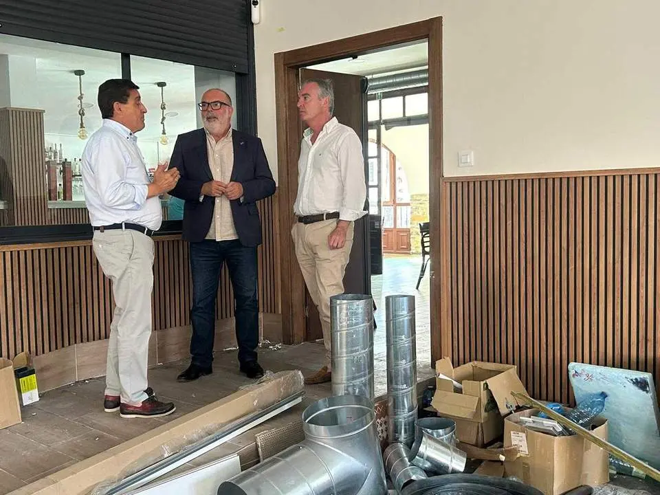 Miguel Latorre visita el centro social de San Pedro Manrique