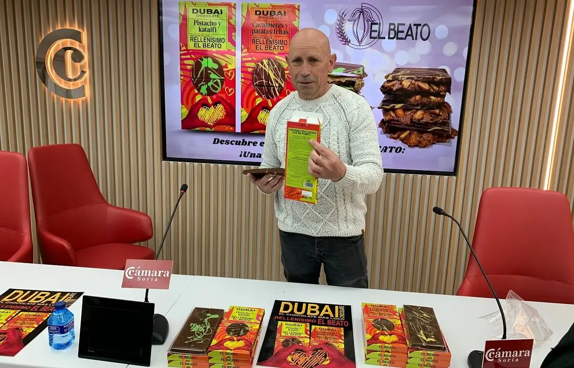 Carlos Par&iacute;s, con el nuevo producto de El Beato