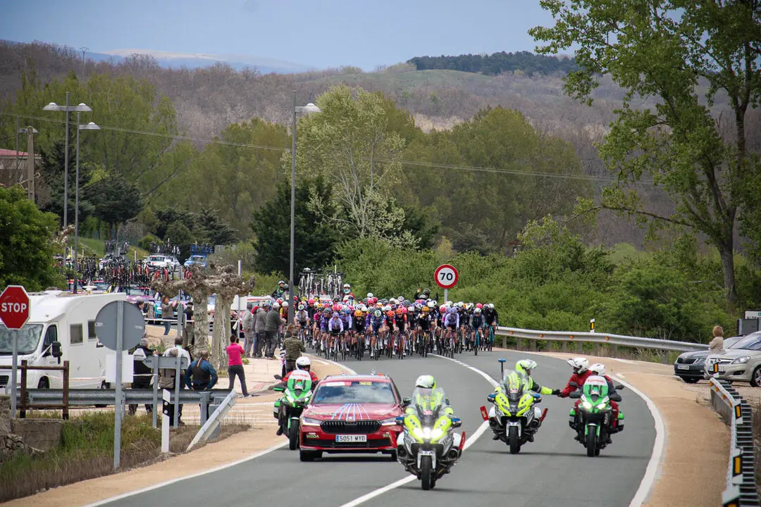 Paso de la Vuelta Ciclista Femenina por Abejar