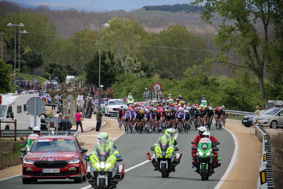 Paso de la Vuelta Ciclista Femenina por Abejar-2