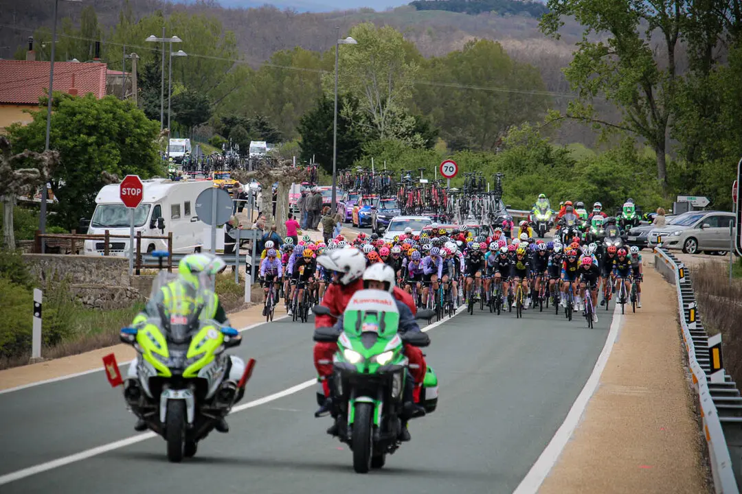 Paso de la Vuelta Ciclista Femenina por Abejar-3