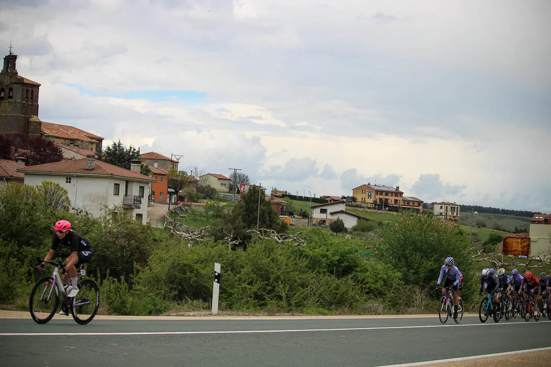 Paso de la Vuelta Ciclista Femenina por Abejar-5