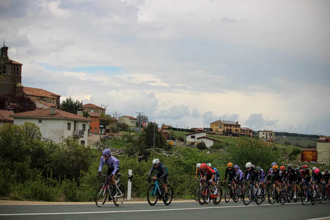 Paso de la Vuelta Ciclista Femenina por Abejar-6