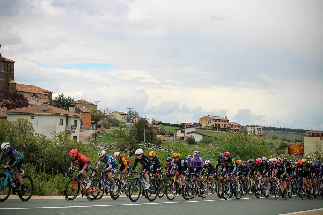 Paso de la Vuelta Ciclista Femenina por Abejar-7