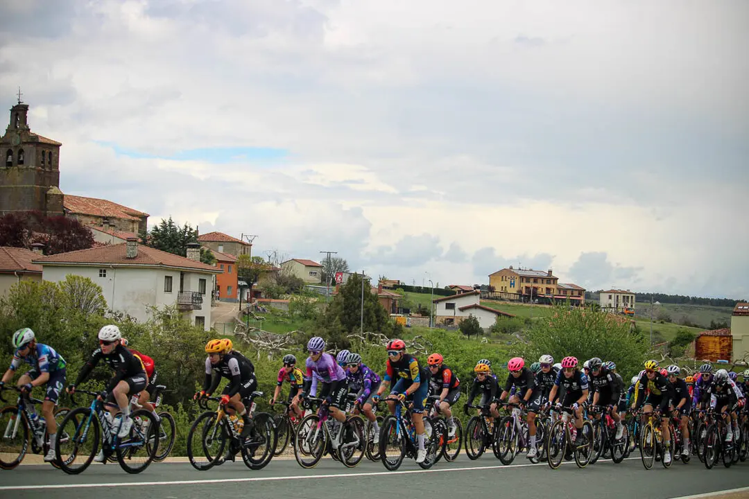 Paso de la Vuelta Ciclista Femenina por Abejar-8