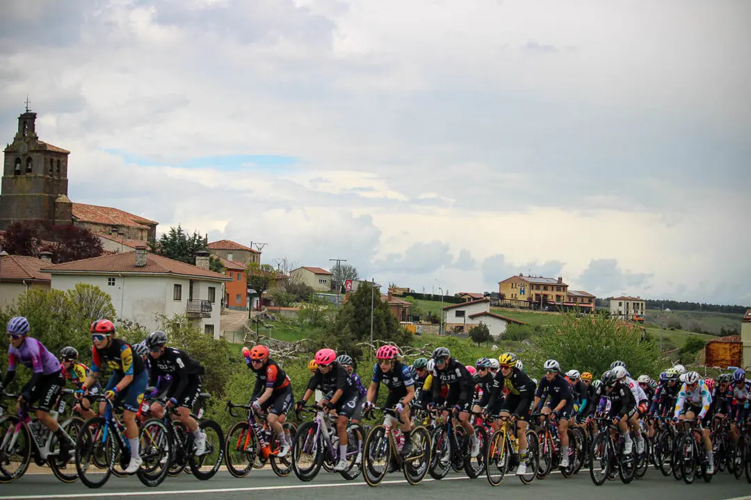 Paso de la Vuelta Ciclista Femenina por Abejar-9