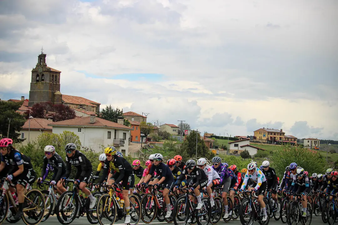 Paso de la Vuelta Ciclista Femenina por Abejar-10