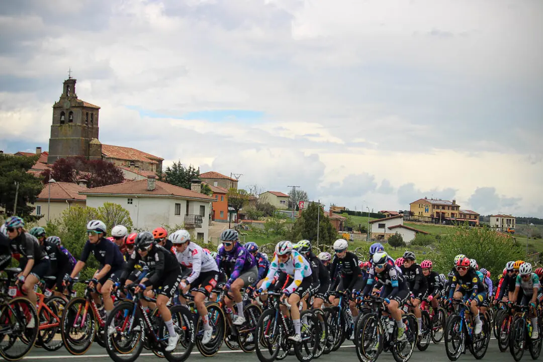 Paso de la Vuelta Ciclista Femenina por Abejar-11