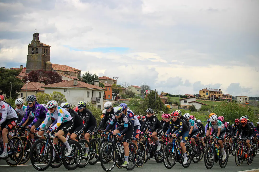 Paso de la Vuelta Ciclista Femenina por Abejar-12