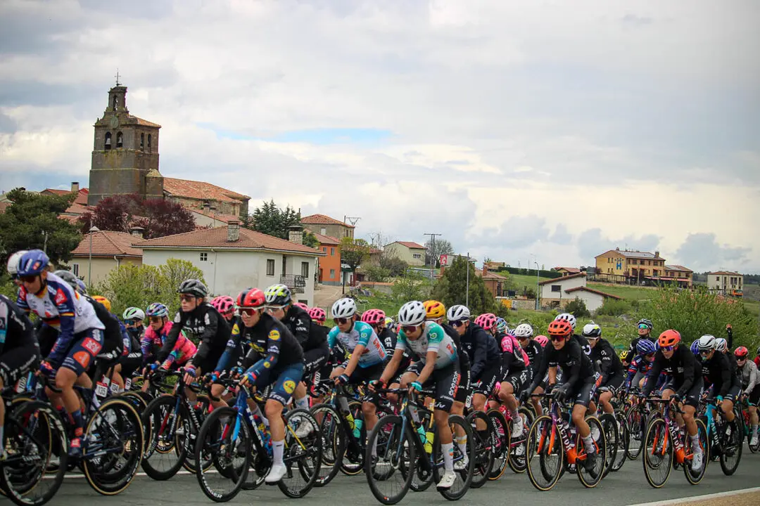 Paso de la Vuelta Ciclista Femenina por Abejar-13