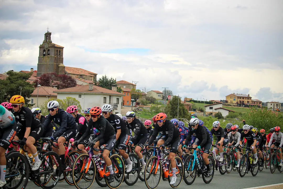 Paso de la Vuelta Ciclista Femenina por Abejar-14