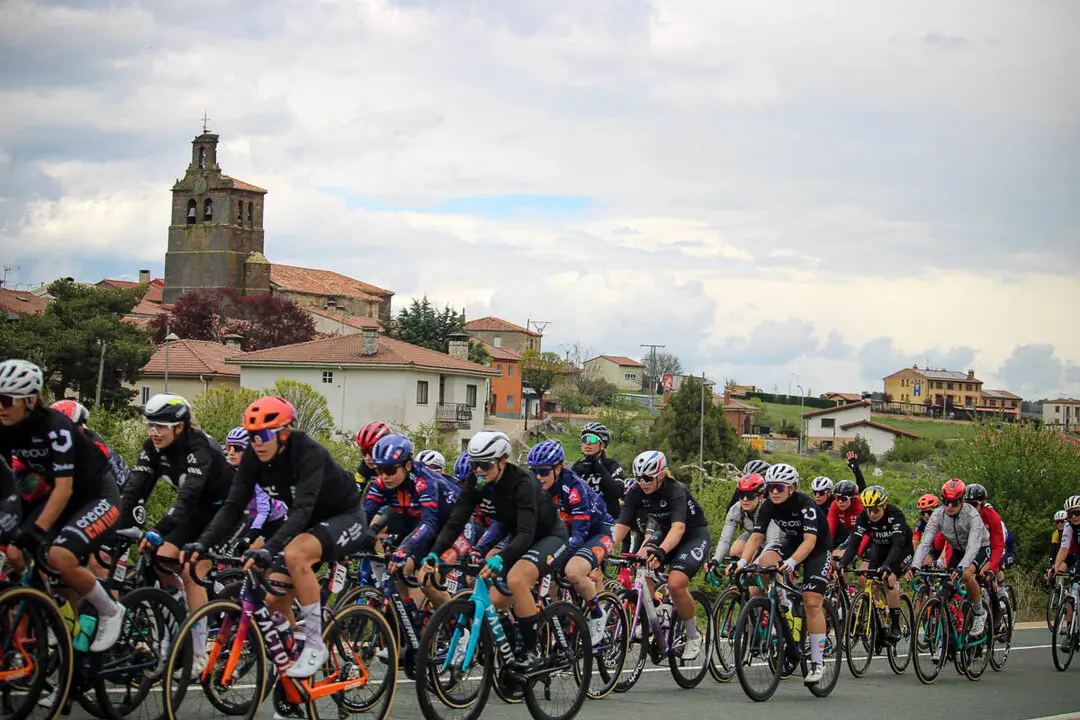 Paso de la Vuelta Ciclista Femenina por Abejar-15