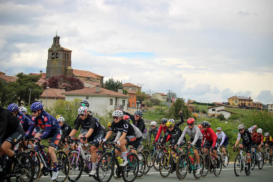 Paso de la Vuelta Ciclista Femenina por Abejar-16
