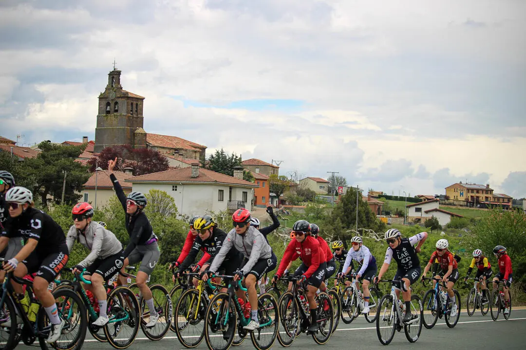 Paso de la Vuelta Ciclista Femenina por Abejar-17