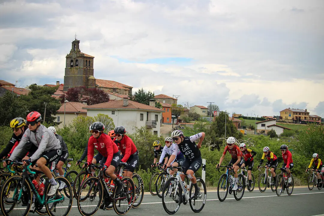 Paso de la Vuelta Ciclista Femenina por Abejar-18