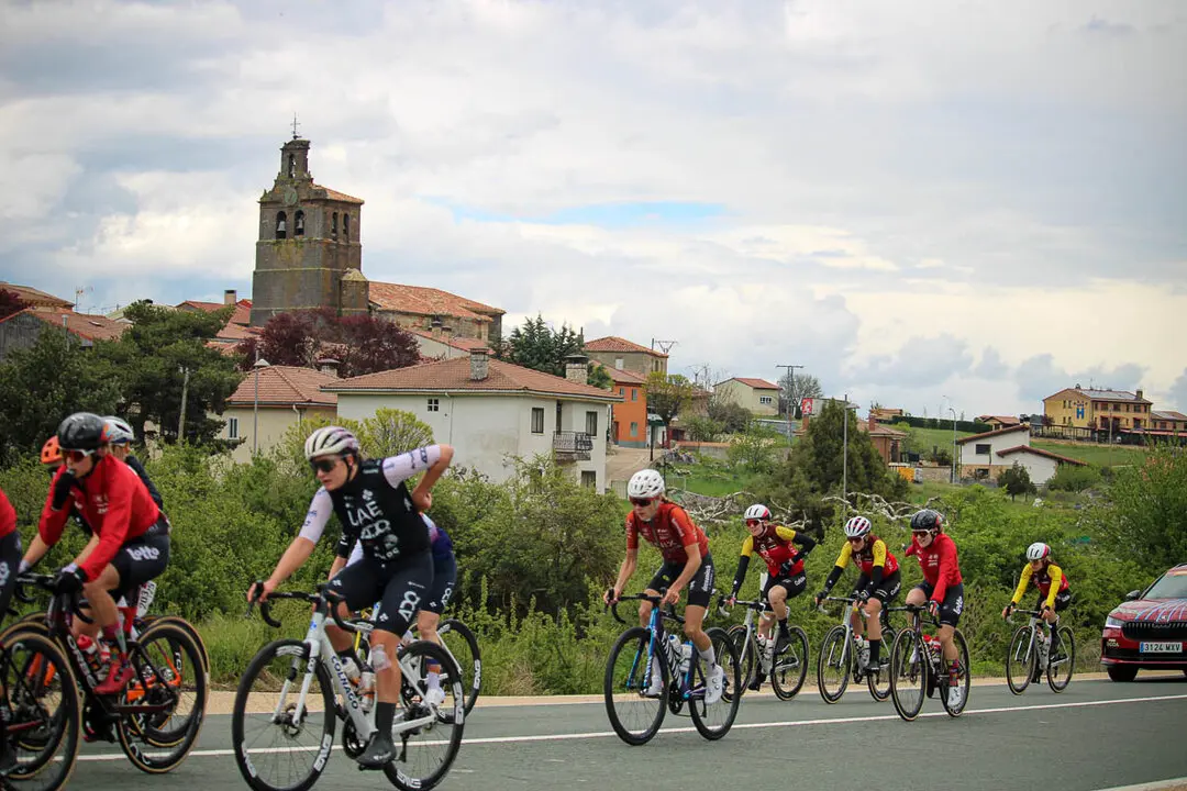 Paso de la Vuelta Ciclista Femenina por Abejar-19