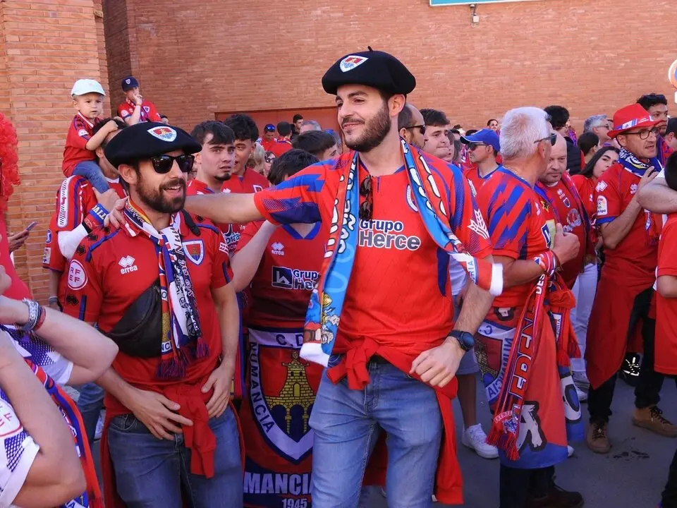 Llegada del Numancia a Pinilla, campo del Teruel (5)