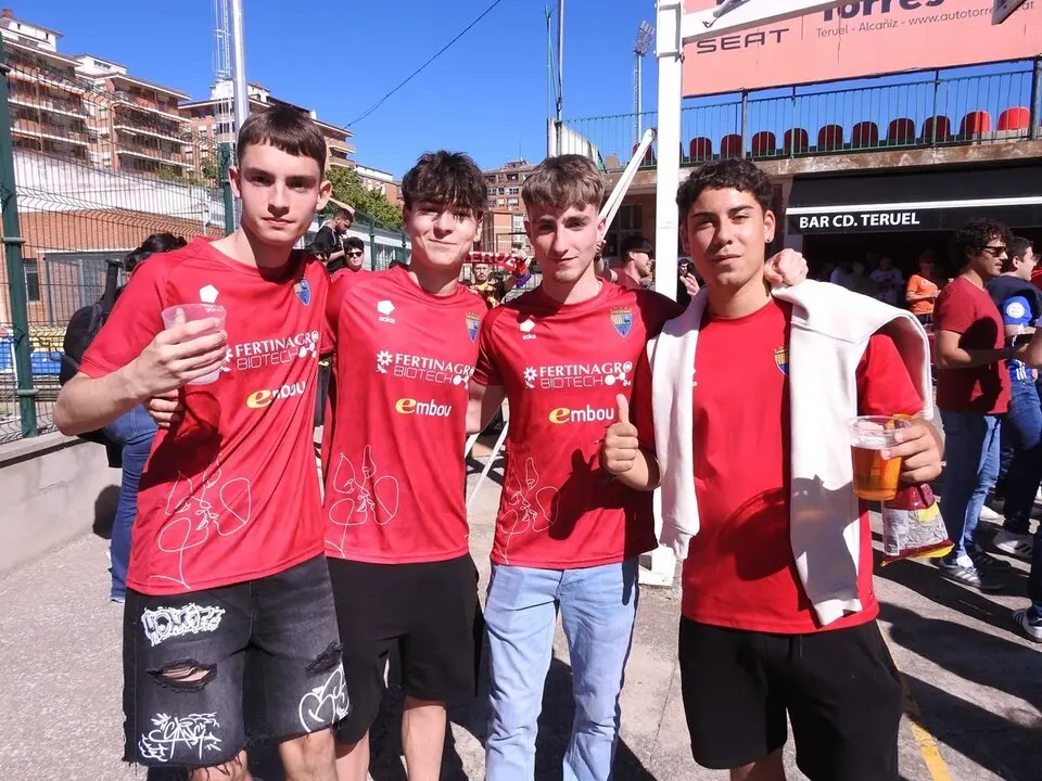 Aficionados del Teruel antes del partido ante el Numancia (1)