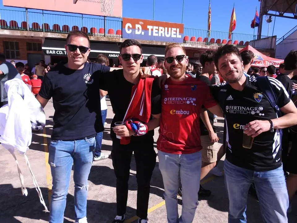 Aficionados del Teruel antes del partido ante el Numancia (2)