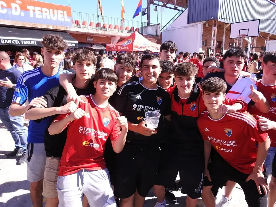Aficionados del Teruel antes del partido ante el Numancia (3)