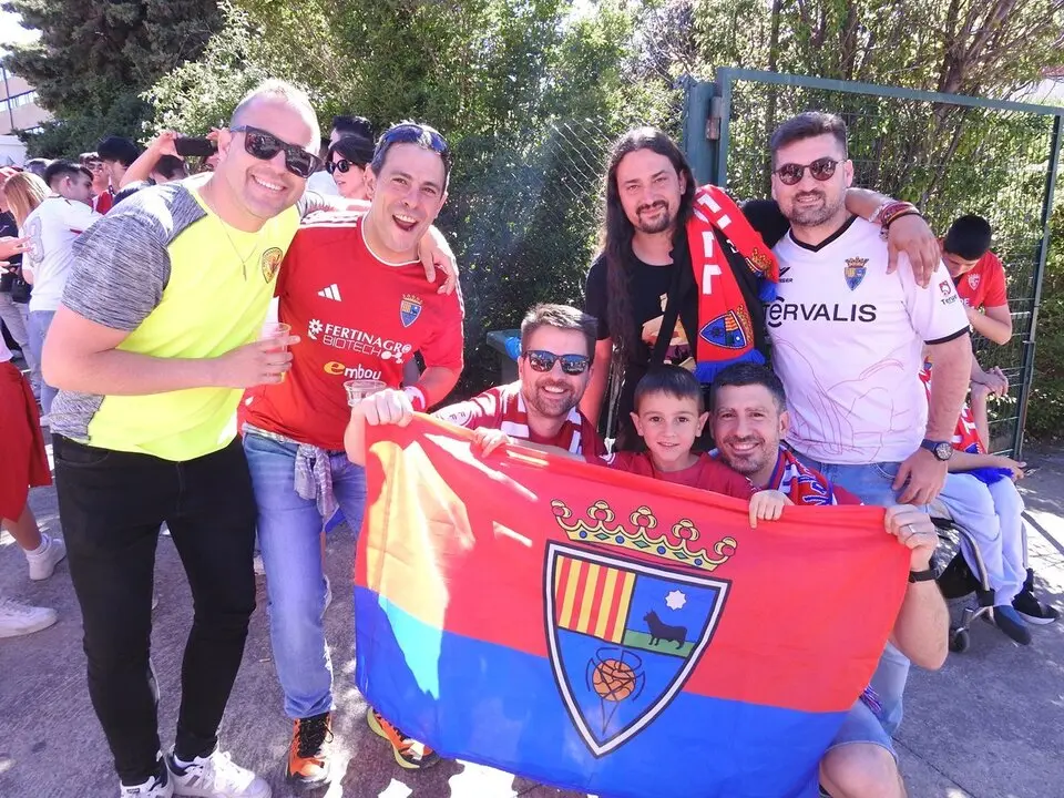 Aficionados del Teruel antes del partido ante el Numancia (4)