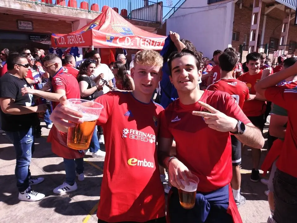 Aficionados del Teruel antes del partido ante el Numancia (5)