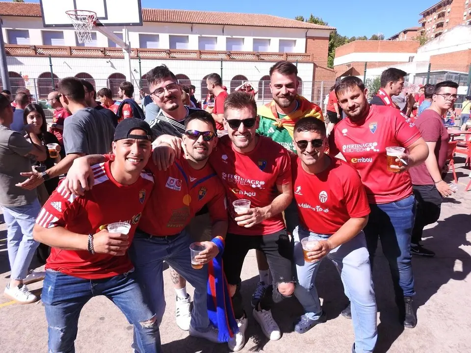 Aficionados del Teruel antes del partido ante el Numancia (6)