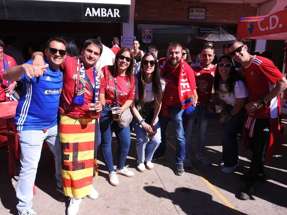 Aficionados del Teruel antes del partido ante el Numancia (7)