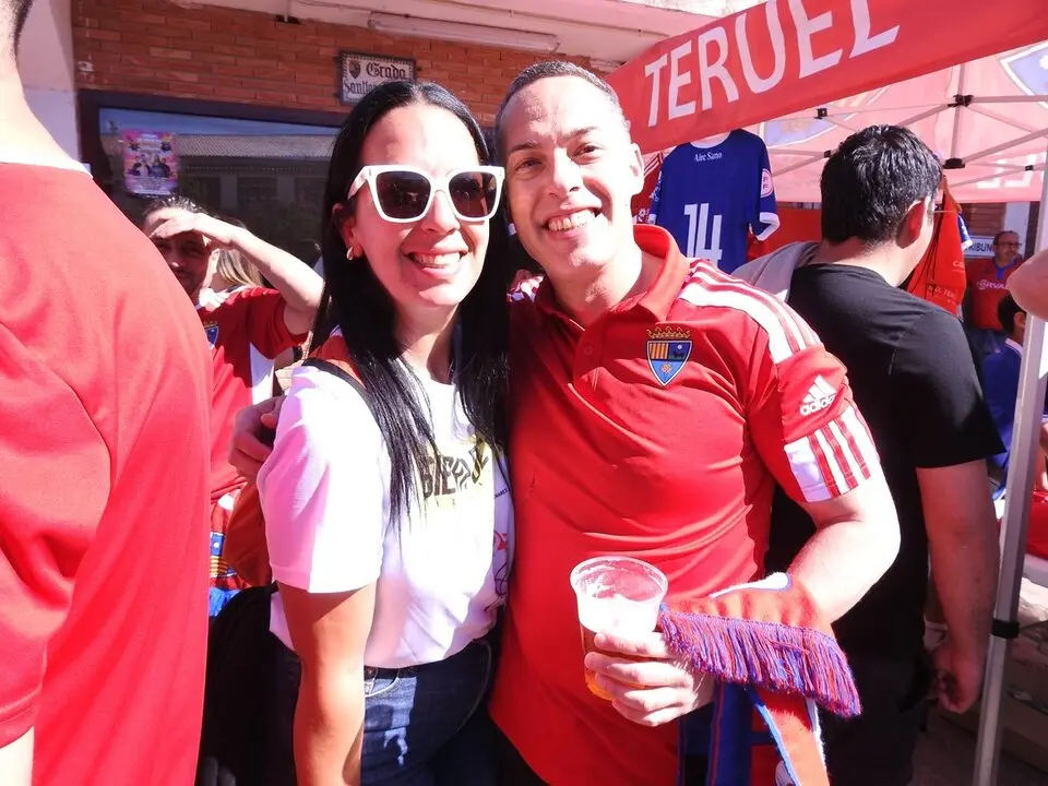 Aficionados del Teruel antes del partido ante el Numancia (8)