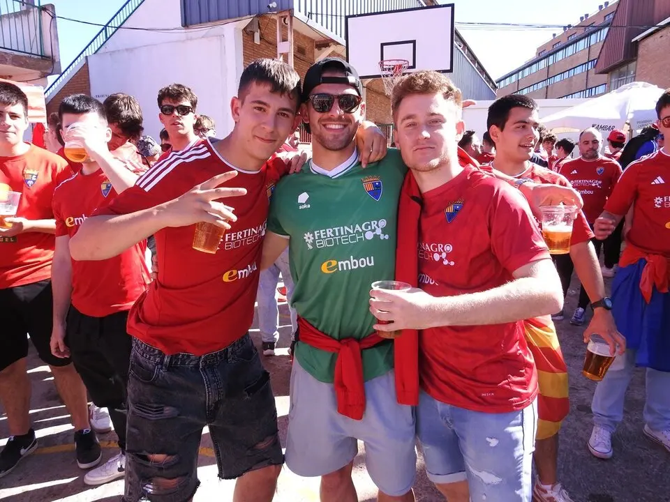 Aficionados del Teruel antes del partido ante el Numancia (9)