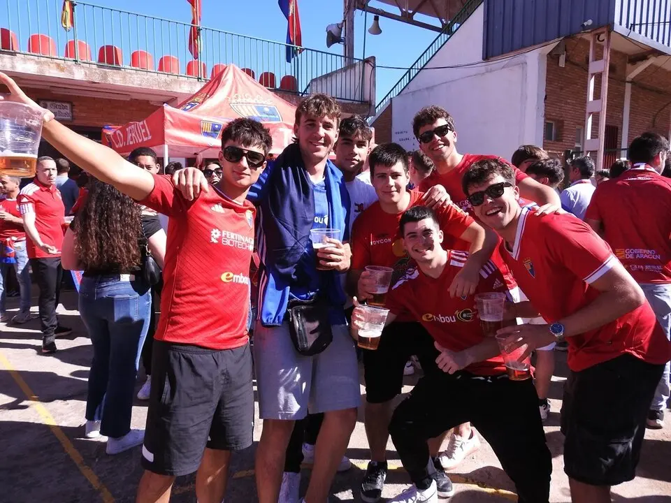 Aficionados del Teruel antes del partido ante el Numancia (10)