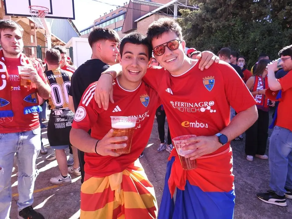 Aficionados del Teruel antes del partido ante el Numancia (11)