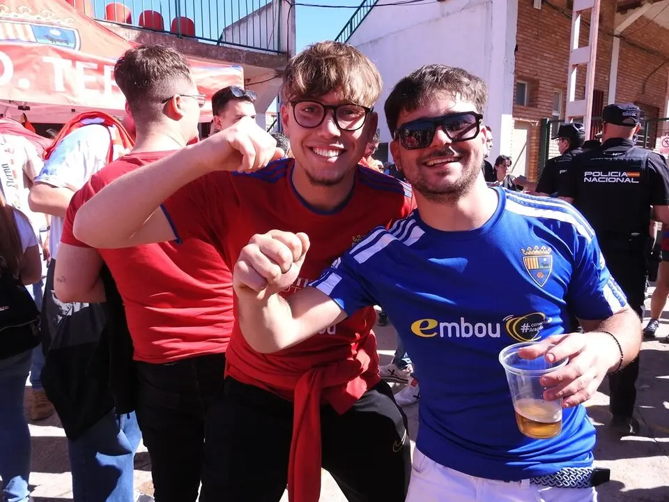 Aficionados del Teruel antes del partido ante el Numancia (13)