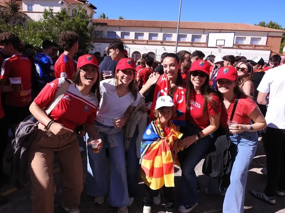 Aficionados del Teruel antes del partido ante el Numancia (14)