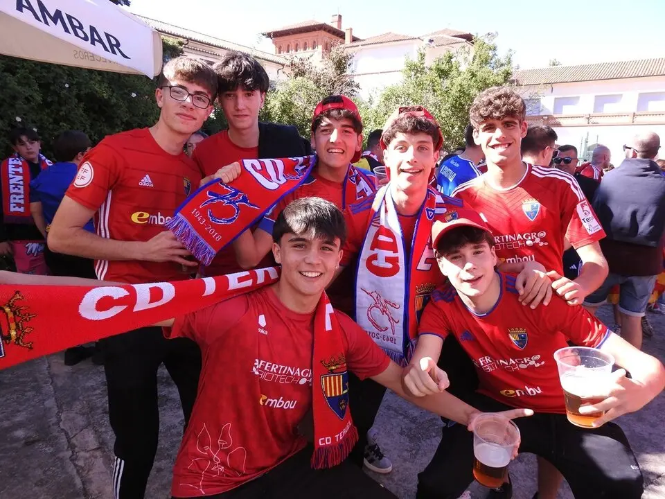 Aficionados del Teruel antes del partido ante el Numancia (15)