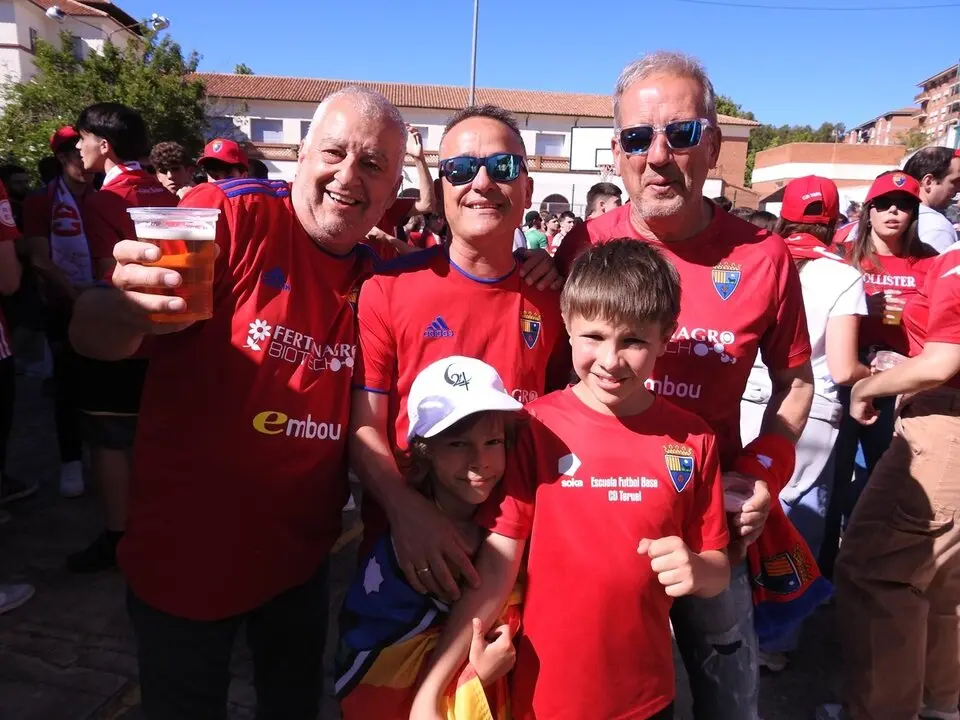 Aficionados del Teruel antes del partido ante el Numancia (16)