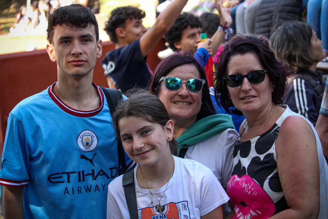 Ambiente en la puerta de corrales-17