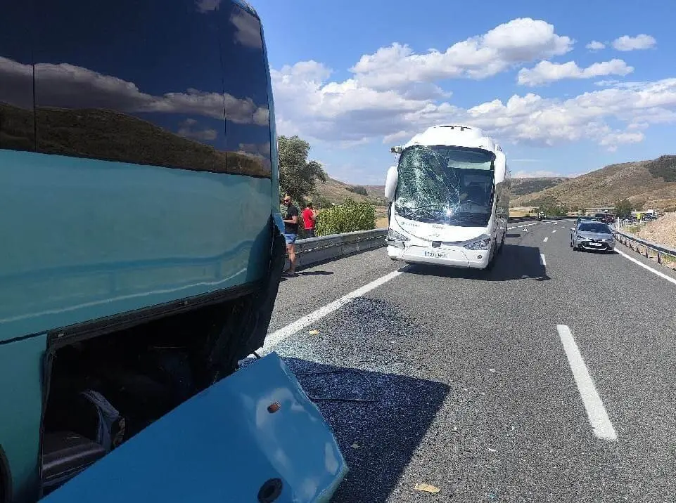 Accidente autob&uacute;s y minib&uacute;s