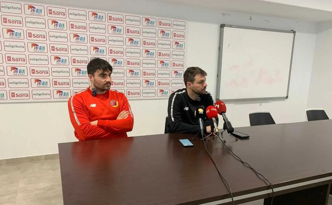 Etayo, de rojo, acompa&ntilde;ado por Castellarnau