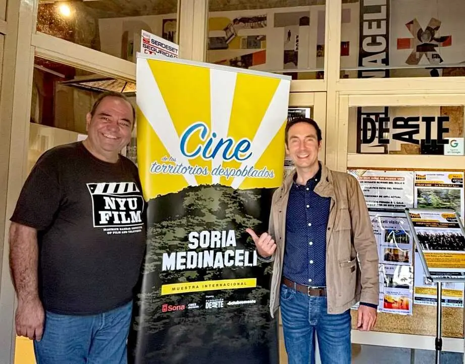 Javier Polo Brazo (izquierda) y Pedro Estepa (derecha) en la entrada del Palacio Ducal de Medinaceli durante la V Edici&oacute;n de Medinaceli CINE, Muestra de los Territorios Despoblados del Mundo.
