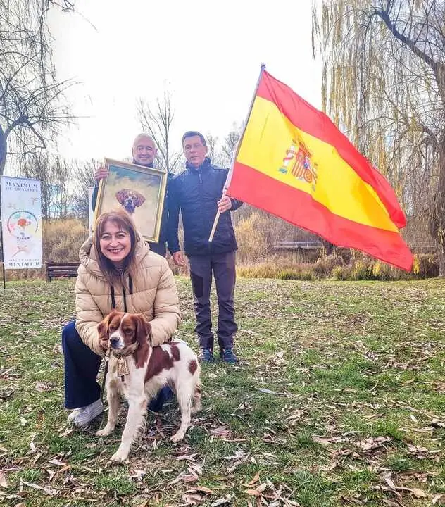 Mar&iacute;a Jos&eacute; Jim&eacute;nez, alcaldesa de Garray, con el ejemplar ganador (Barbadun Linux, del equipo espa&ntilde;ol)