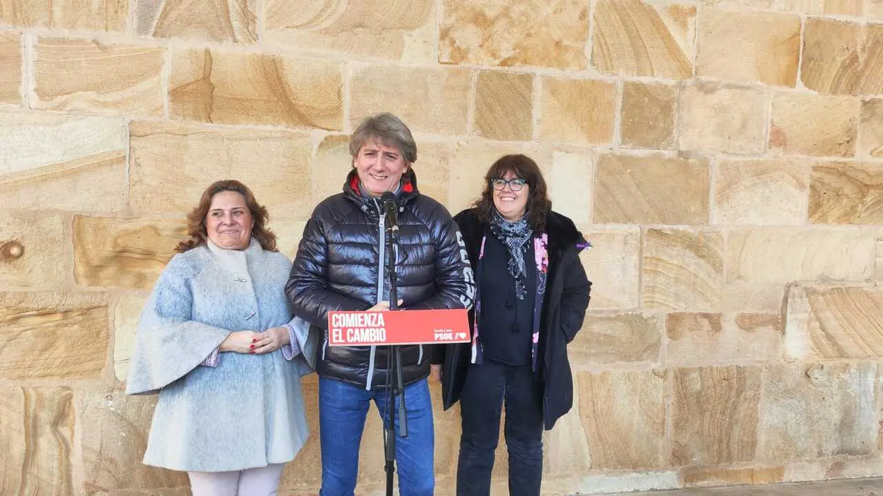 Mart&iacute;nez junto a Esther P&eacute;rez y Ana Alegre