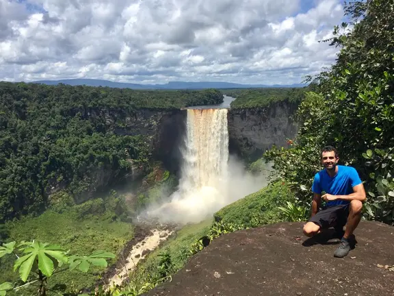 Óscar Reyes en Kaieteur, Guayana
