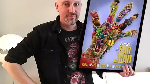 C&eacute;sar Ord&oacute;&ntilde;ez, con el cartel