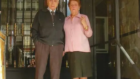 Jos&eacute; y Antonia, en el portal de su casa