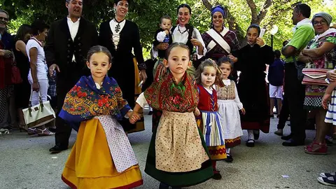 Ni&ntilde;os y mayores, en el desfile. Foto: Santiago Farizano